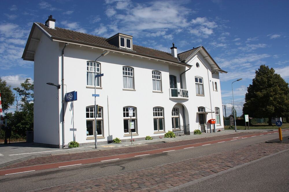 Het witte stationsgebouw van Krabbendijke aan de straatzijde